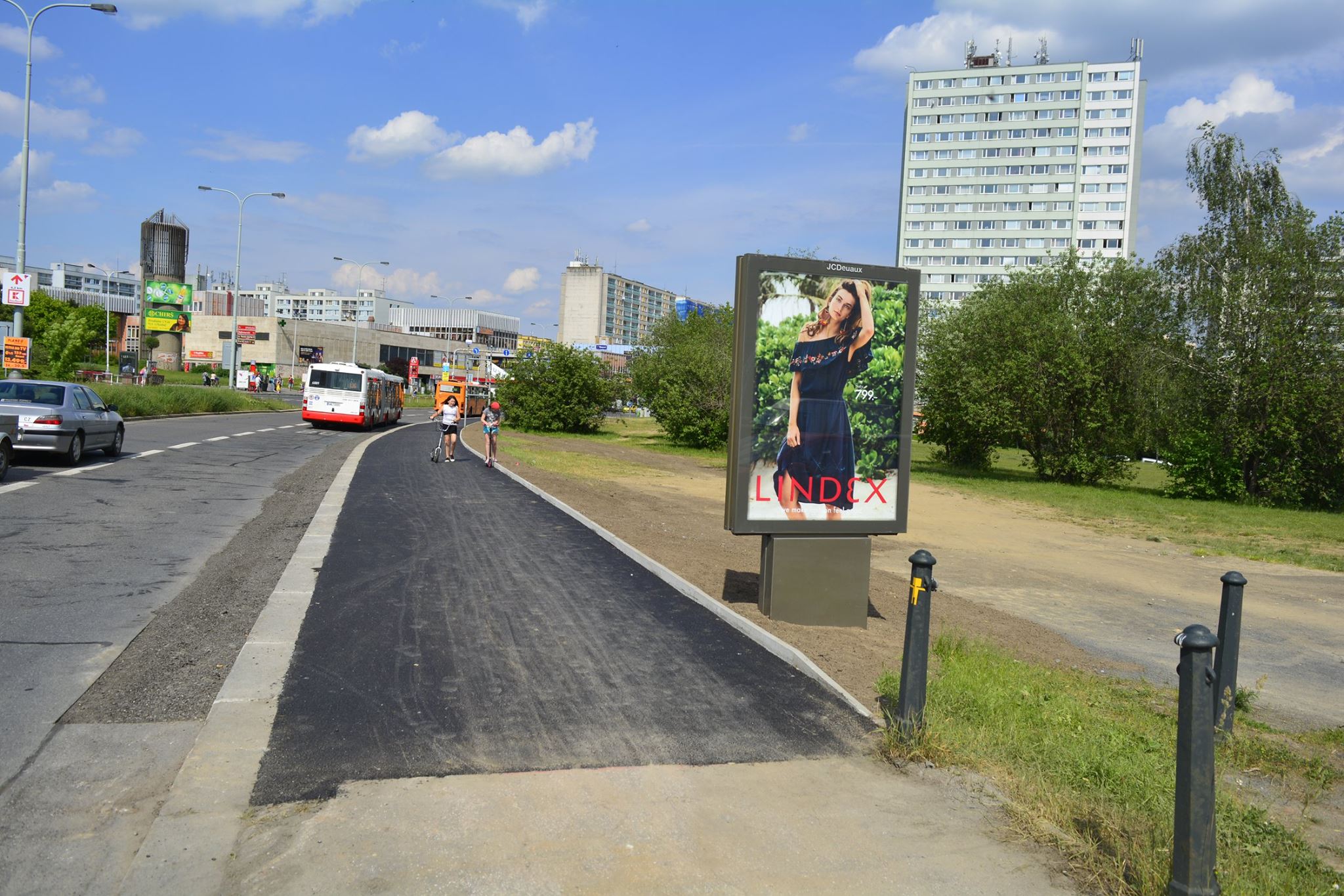 V blízkosti metra Háje byla tento týden dokončena oprava nového chodníku