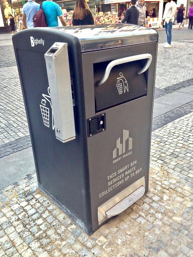 Praha otestuje systém chytrých košů v centru města
