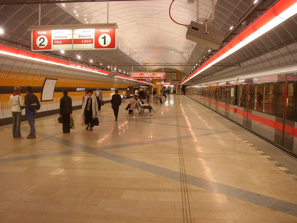 Cestující se konečně dočkají signálu v tunelech pražského metra